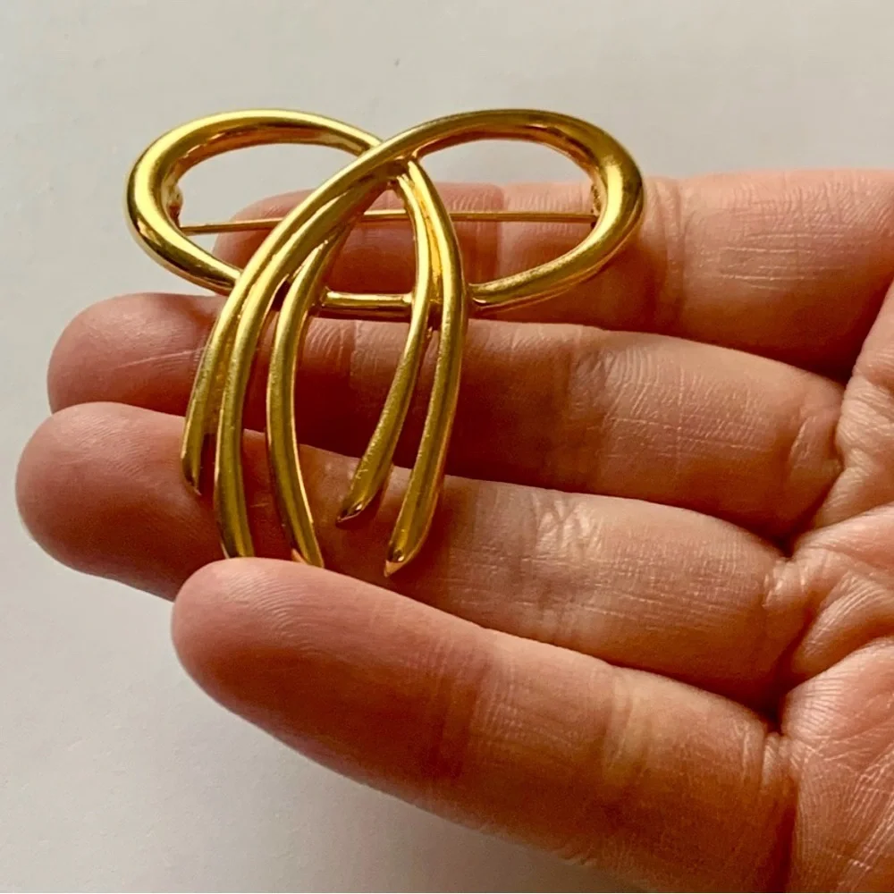 Vintage trifari ribbon brooch